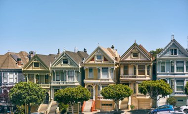Boyalı kadınlar - San Francisco, California, ABD Alamo meydanda her bakıldığında Victoria tarzı evler.