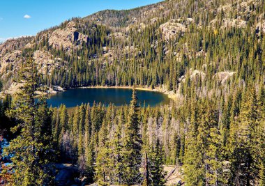 Lone Pine Lake kayalar ve sonbahar, Rocky Dağı Milli Parkı, Colorado, ABD etrafında dağlar. 