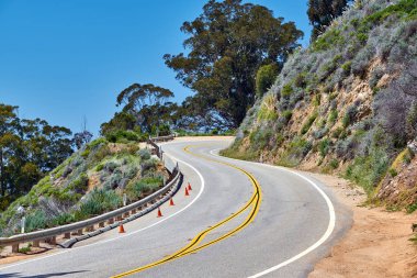 Otoyol 1 Pasifik kıyısında, California.