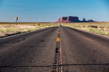 Arizona, ABD 'deki Monument Valley' deki boş manzaralı otoyol.