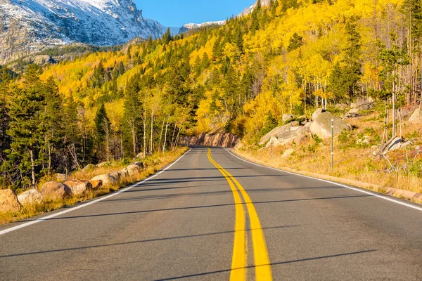 Autobahn Herbst Sonnigen Tag Felsigen Bergen Nationalpark Colorado Usa — Stockfoto