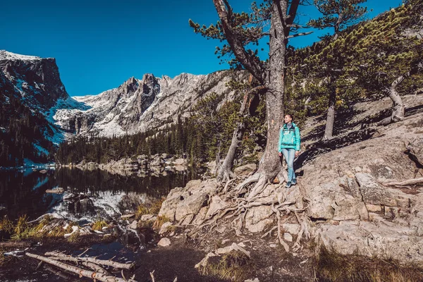 Žena Turistické Poblíž Jezera Sen Podzim Rocky Mountain National Park — Stock fotografie