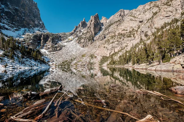 Zümrüt Gölü Sonbaharda Etrafındaki Kayalar Dağlarla Yansıması Colorado Abd Deki — Stok fotoğraf