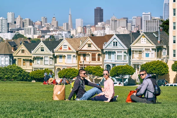 Młodych Ludzi Parku Alamo Square San Francisco California Stany Zjednoczone — Zdjęcie stockowe