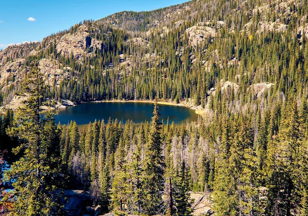 ローン パイン湖岩と秋 米国コロラド州 ロッキー山脈国立公園の周辺の山々 — ストック写真
