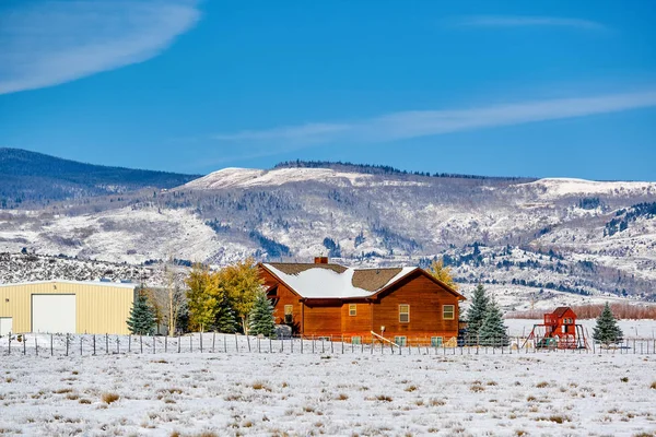 Sezon Zmiana Pierwszy Śnieg Dachu Góry Skaliste Colorado Stany Zjednoczone — Zdjęcie stockowe