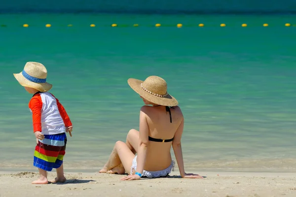 Dois Anos Idade Criança Menino Chapéu Sol Com Mãe Praia — Fotografia de Stock