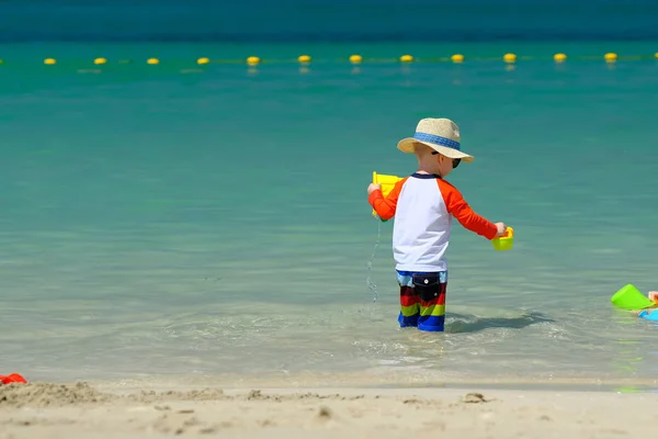 Due Anni Bambino Ragazzo Che Gioca Con Giocattoli Della Spiaggia — Foto Stock