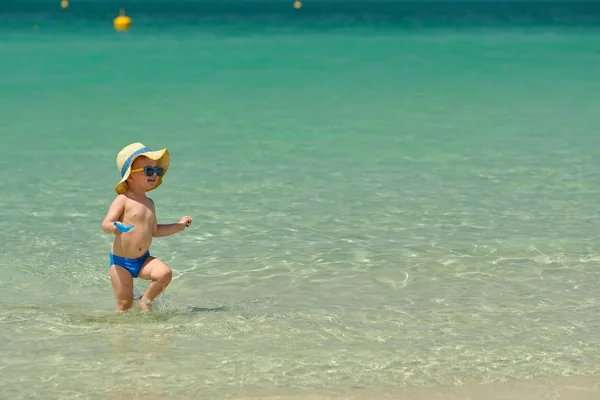 Двухлетний Мальчик Играет Пляжными Игрушками Пляже — стоковое фото
