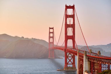 Golden Gate Köprüsü manzaralı gün batımına bak, San Francisco, California, ABD.