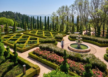 Kadın turist California üzüm bağları, ABD resmi Garden. 
