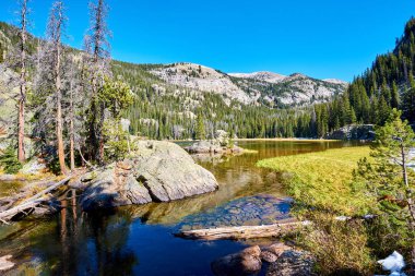 Lone Pine Lake kayalar ve sonbahar, Rocky Dağı Milli Parkı, Colorado, ABD etrafında dağlar. 
