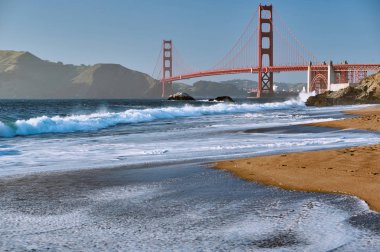 Golden Gate Köprüsü manzarası Baker Beach, San Francisco, California, ABD.