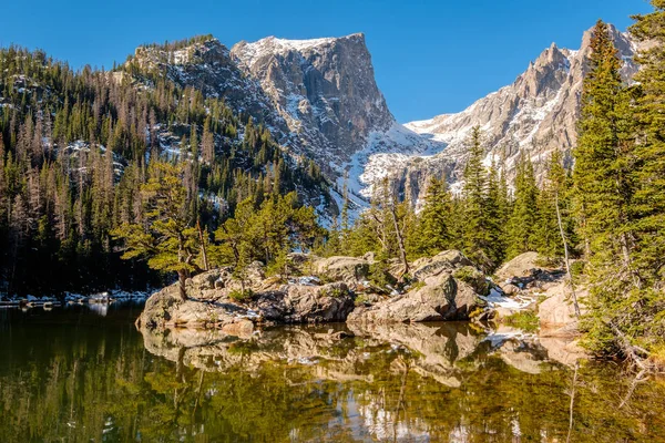 호수와 주위에 산으로가 마운틴 공원은 콜로라도 — 스톡 사진
