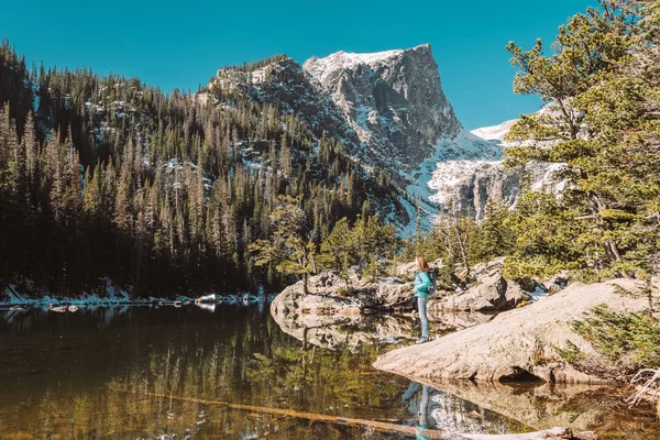 Vrouw Voor Toeristen Buurt Van Droom Lake Herfst Rocky Mountain — Stockfoto