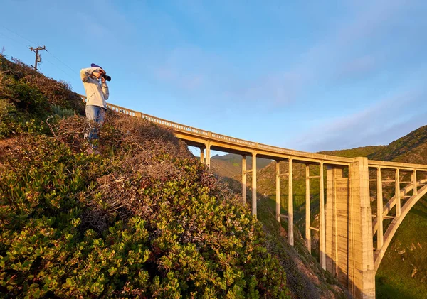 Mulher Turista Tirar Fotos Perto Bixby Creek Bridge Estrada Pôr — Fotografia de Stock