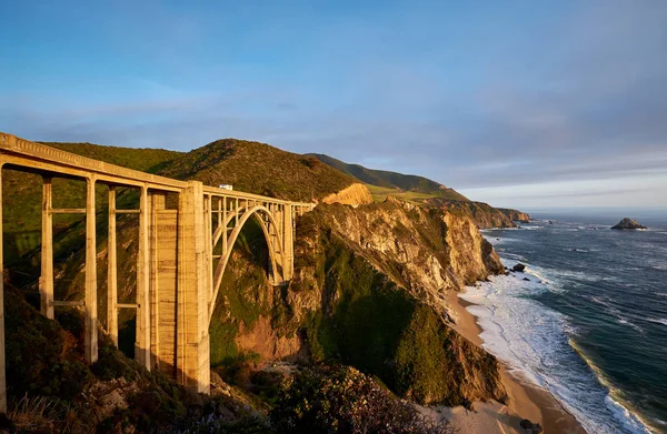 日落时在1号公路上的Bixby Creek桥 美国加利福尼亚州Big Sur Area — 图库照片