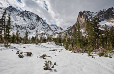 Kayalar ve dağlar, karlı manzara Rocky Dağı Milli Parkı, Colorado, ABD. 