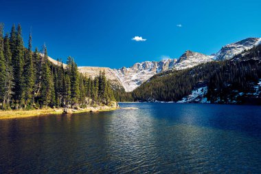 Doğal manzaralı göl Verna kayalar ve dağlar, Rocky Dağı Milli Parkı, Colorado, ABD. 