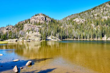 Lone Pine Lake kayalar ve dağlar sonbahar. Rocky Dağı Milli Parkı, Colorado, ABD. 