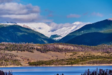 Orman Dağları üzerinde görüntülemek ve sakin göl, Rocky Dağları, Colorado, ABD. 
