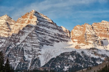 Maroon çan dağlar, Colorado Rocky Dağları, ABD doğal görünümü kar kaplı. 