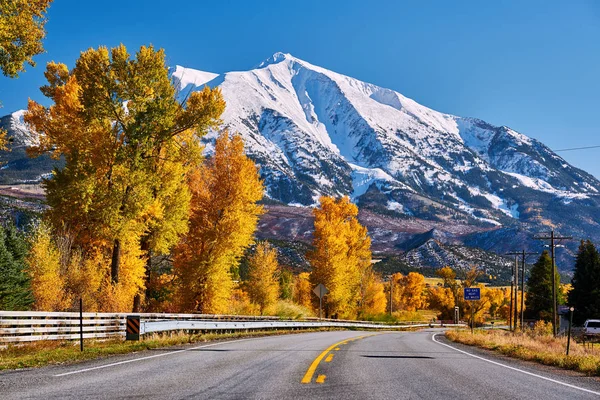 Autostrada Colorado Con Montagne Rocciose Innevate Usa — Foto Stock
