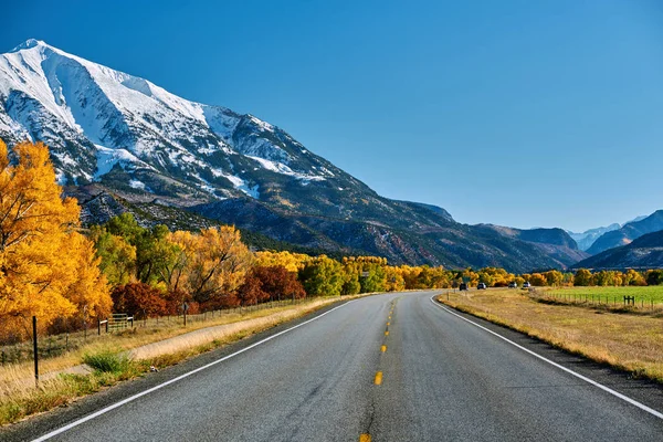 Autopista Colorado Con Montañas Rocosas Cubiertas Nieve — Foto de Stock