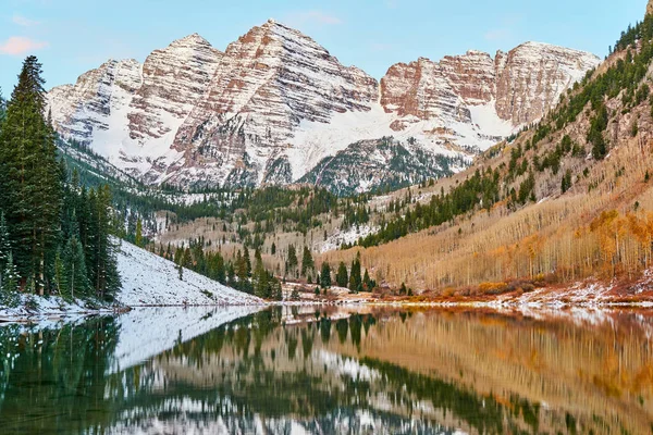 Çan dağlar yansıtan Maroon Lake, Colorado Rocky Dağları, ABD Bordo. 