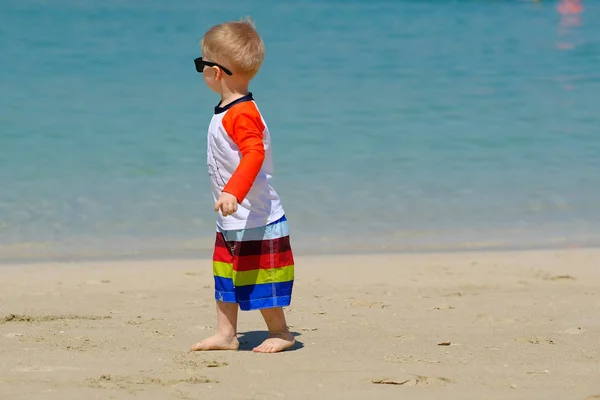 Dwa Letni Maluch Chłopak Gra Plaży — Zdjęcie stockowe