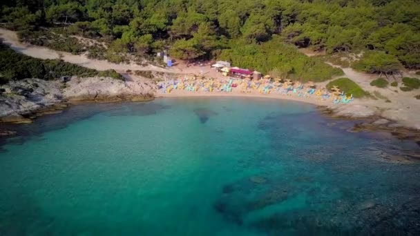 Muž Skalnaté Pláži Letecký Záběr Sithonia Řecko — Stock video