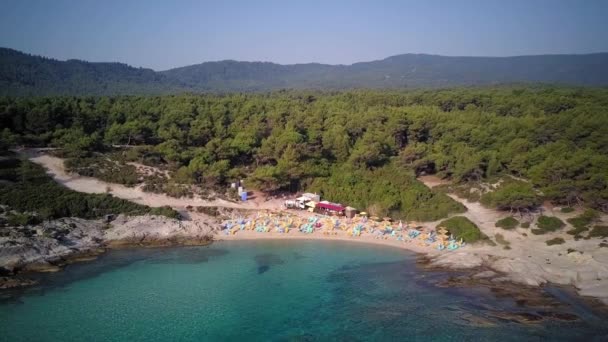 Hombre Tiro Aéreo Playa Rocosa Sithonia Grecia — Vídeos de Stock