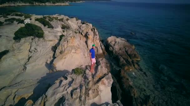 Hombre Tiro Aéreo Playa Rocosa Sithonia Grecia — Vídeos de Stock