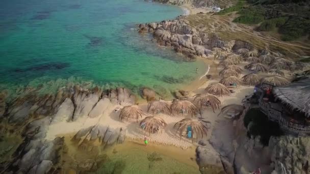 Άνθρωπος Λειτουργίας Drone Στην Βραχώδη Παραλία Εναέρια Shot Σιθωνία Ελλάδα — Αρχείο Βίντεο