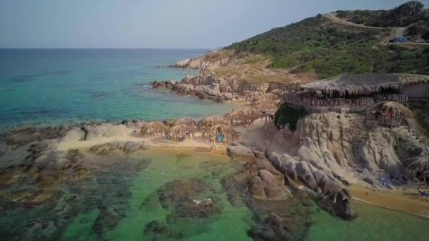 Koppel Rotsachtige Strand Luchtfoto Geschoten Sithonia Griekenland — Stockvideo