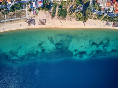 Ateş, güzel bir plaj üst hava görünümünü dron Sithonia, Yunanistan