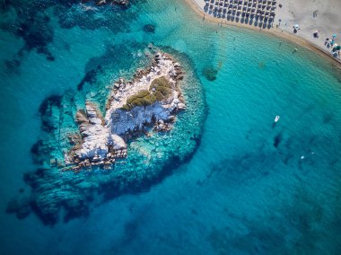 Ateş, güzel bir plaj üst hava görünümünü dron Sithonia, Yunanistan