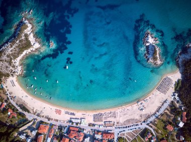 Ateş, güzel bir plaj üst hava görünümünü dron Sithonia, Yunanistan