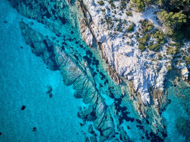 Ateş, güzel kayalık sahil şeridi üst hava görünümünü dron Sithonia, Yunanistan