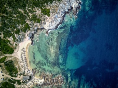 Güzel bir plaj ve kayalık sahil şeridi üst hava uçak atış, Sithonia, Yunanistan görüntülemek