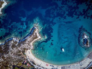 Ateş, güzel bir plaj üst hava görünümünü dron Sithonia, Yunanistan