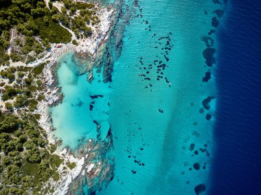 Güzel bir plaj ve kayalık sahil şeridi üst hava uçak atış, Sithonia, Yunanistan görüntülemek