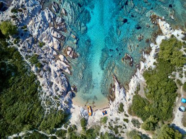 Güzel bir plaj ve kayalık sahil şeridi üst hava uçak atış, Sithonia, Yunanistan görüntülemek