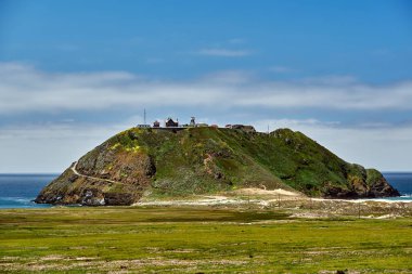 Yeşil tepelerin ve California, ABD Pasifik Sahili manzara görünümü