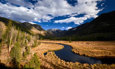 Doğu girişi Creek Rocky Dağı Milli Parkı, Colorado, ABD görünümünü. 
