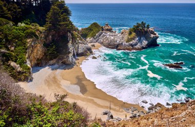 Kayalık sahil peyzaj Julia Pfeiffer Burns State Park, Kaliforniya'da havadan görünümü.