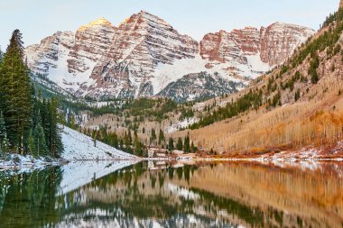 Çan dağlar yansıtan Maroon Lake, Colorado Rocky Dağları, ABD Bordo. 