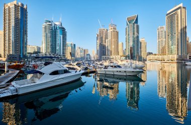 Marina ve gökdelen içinde Dubai, İngiltere