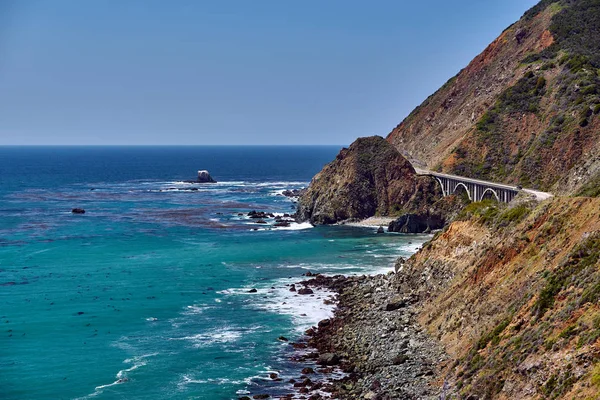 太平洋岩石海岸和大溪大桥 加利福尼亚州 — 图库照片
