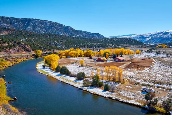 Bairro Residencial Com Primeira Neve Árvores Outono Rocky Mountains Colorado — Fotografia de Stock